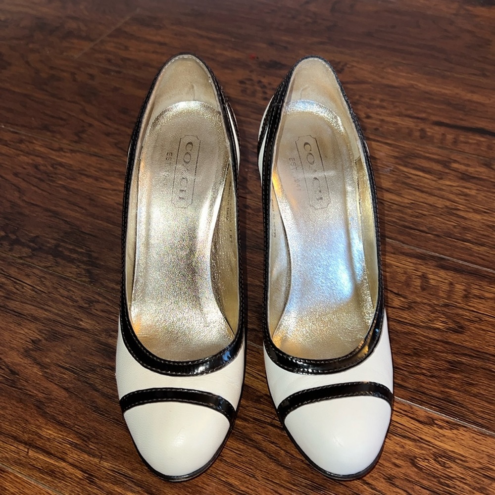 Coach. A3996 Cassia J07. Have slight wear and tear on right shoe